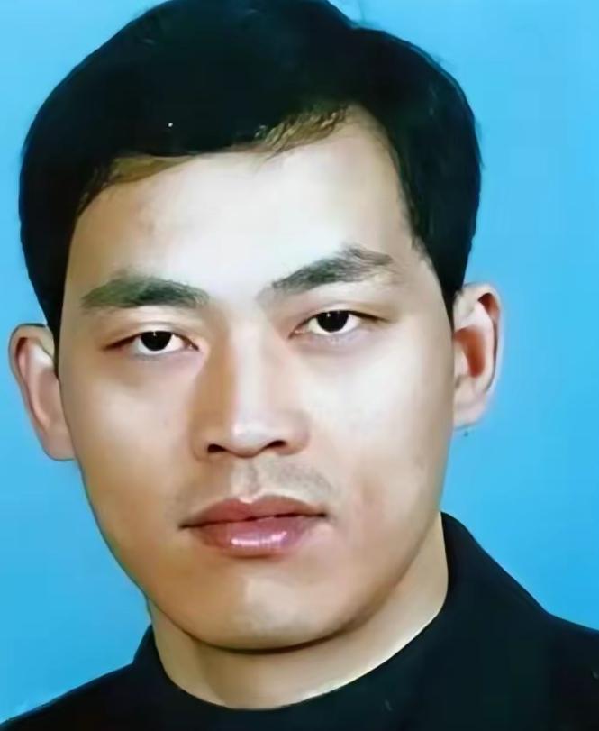 2003年10月，罪犯谢先荣被击毙后痛苦的倒在地上，身上已经失去了生命的体征。法