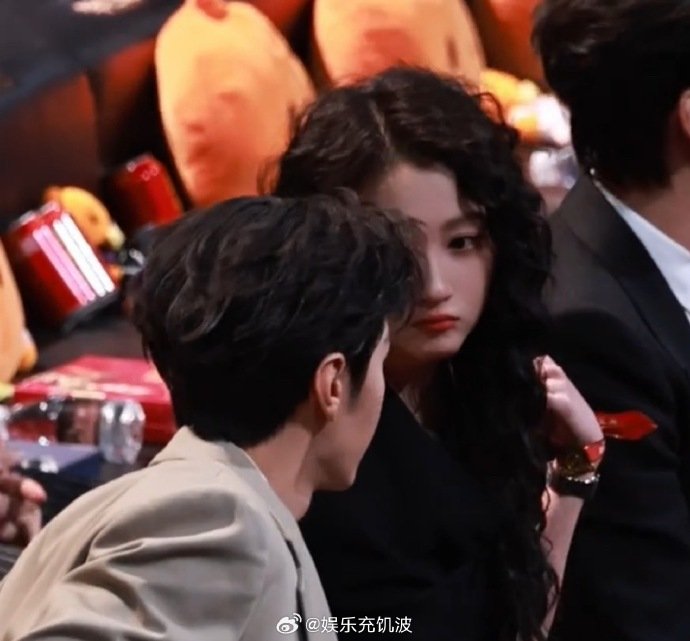 关晓彤陈哲远热聊关晓彤陈哲远内场热聊 关晓彤陈哲远微博之夜同框热聊，俩人聊得超开