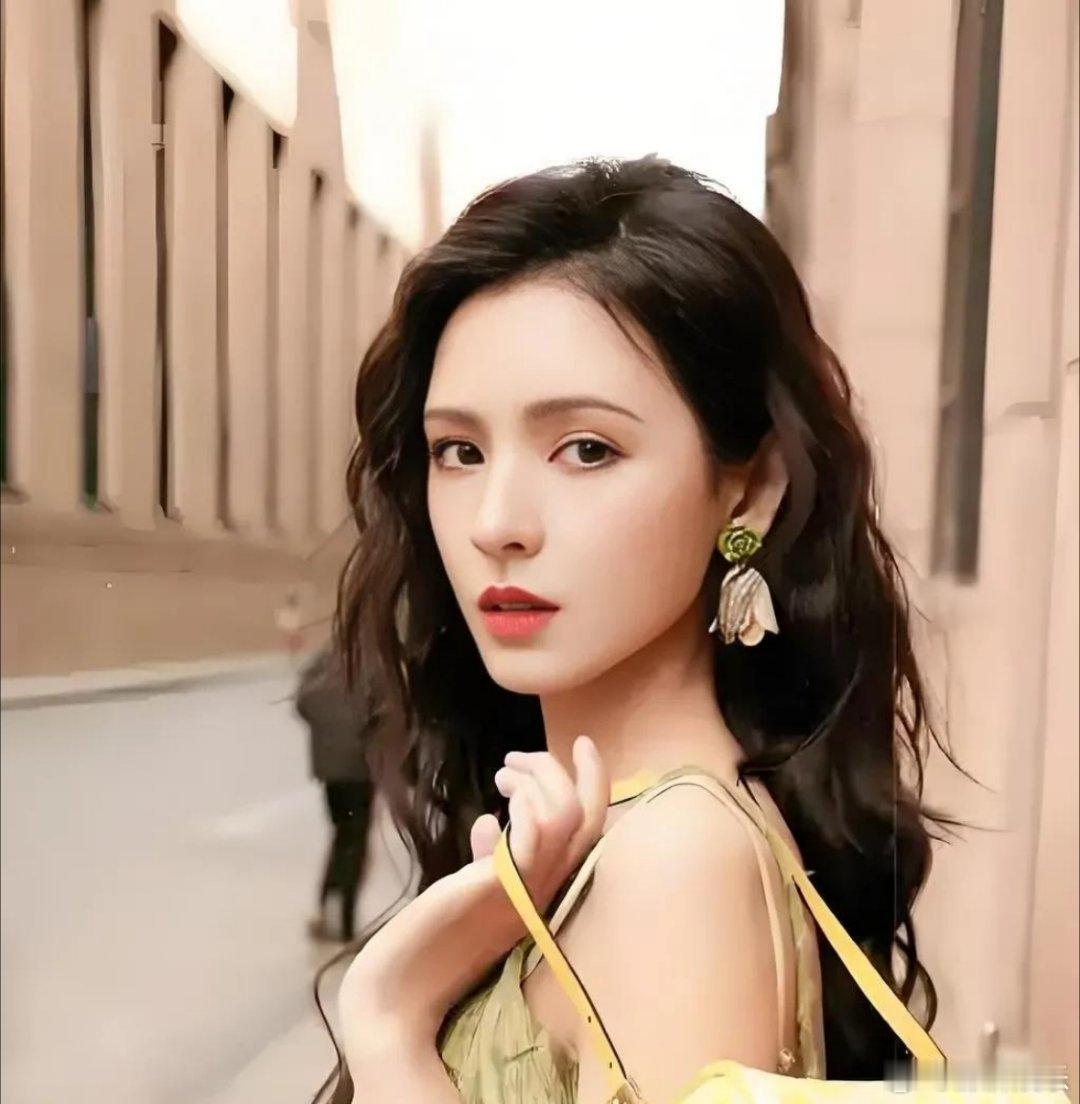 黄一鸣大学毕业后胖了38斤黄一鸣自曝毕业体重飙升38斤，素颜出镜毫无偶像包袱，笑