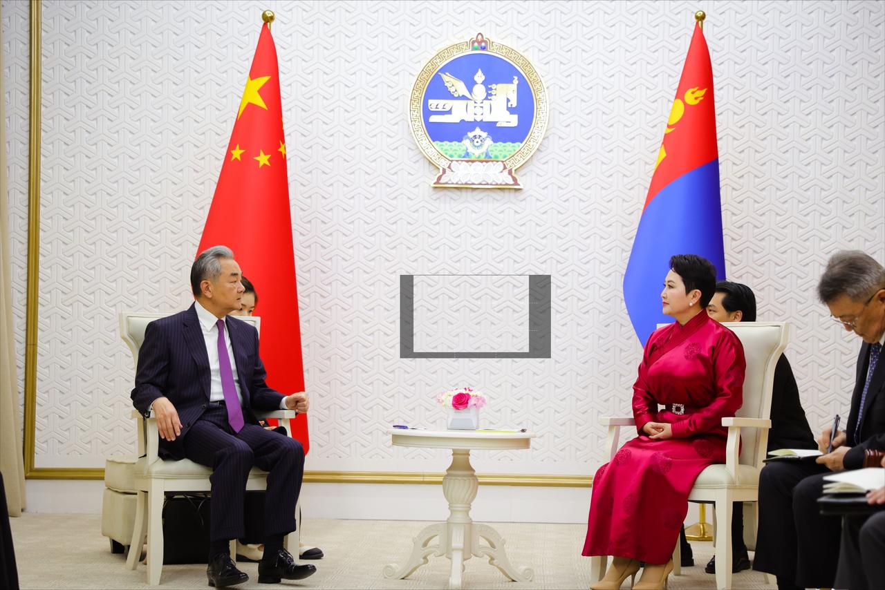 现场，蒙古国答应中国了。毫无疑问，这次受邀出访蒙古国大获成功，因为蒙古国总统呼日