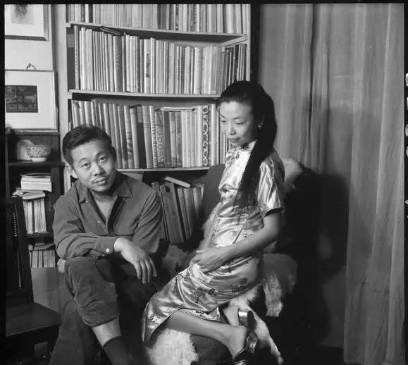 1956年，赵无极放下画笔，准备睡觉。未料相濡以沫16年的妻子，坐在床头冷冷地说