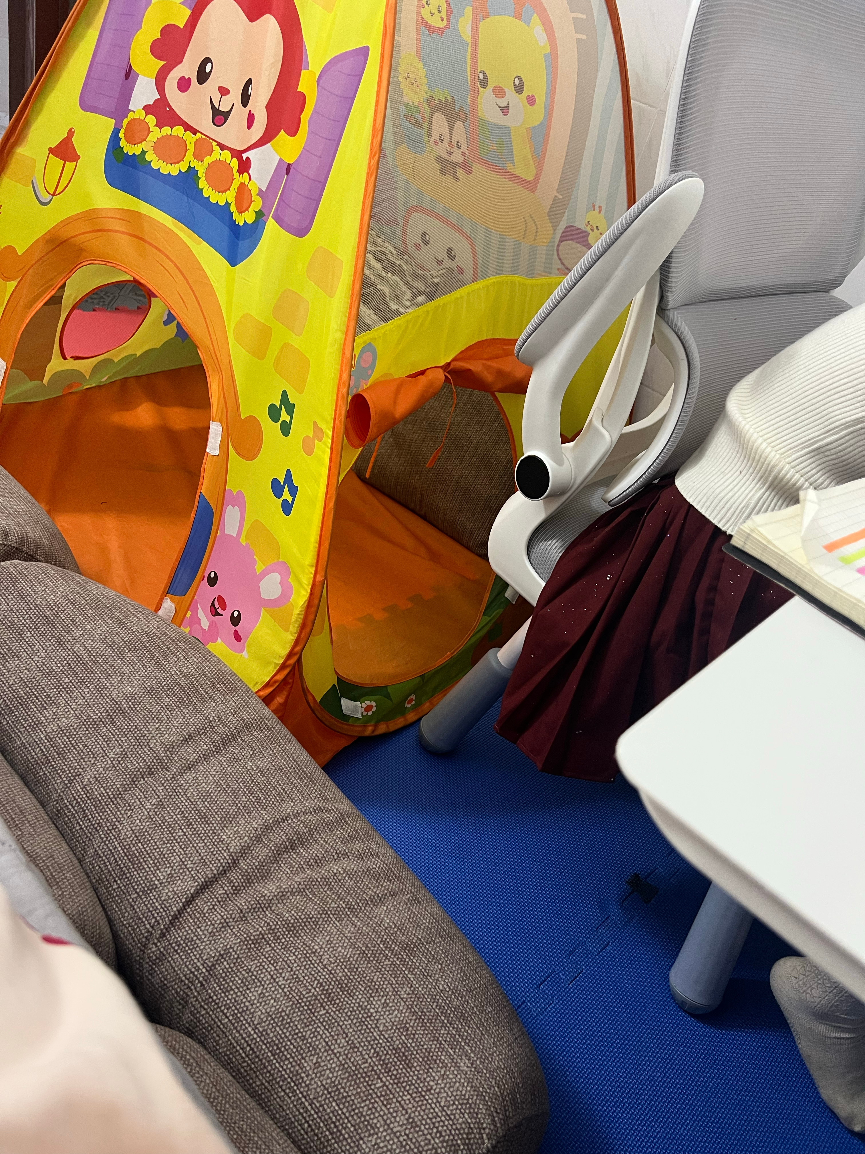 米米回家都非常主动写作业～每天一早起来就疯狂写今早起来，因为我给她堂姐辅导了一下