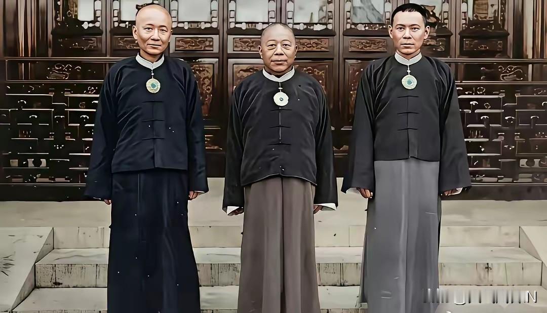 下面这张照片是1935年上海青帮三大亨的合影，请问各位有识之士，您能认出从左到右