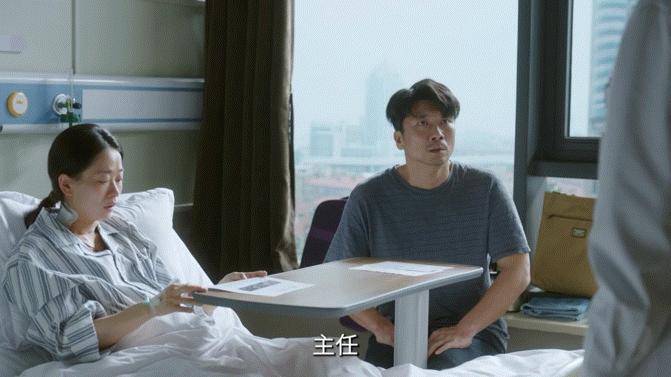 问心2第一集就好哭 还是那个味道一点没变，医生永远在替患者想而不是替自己想，这种