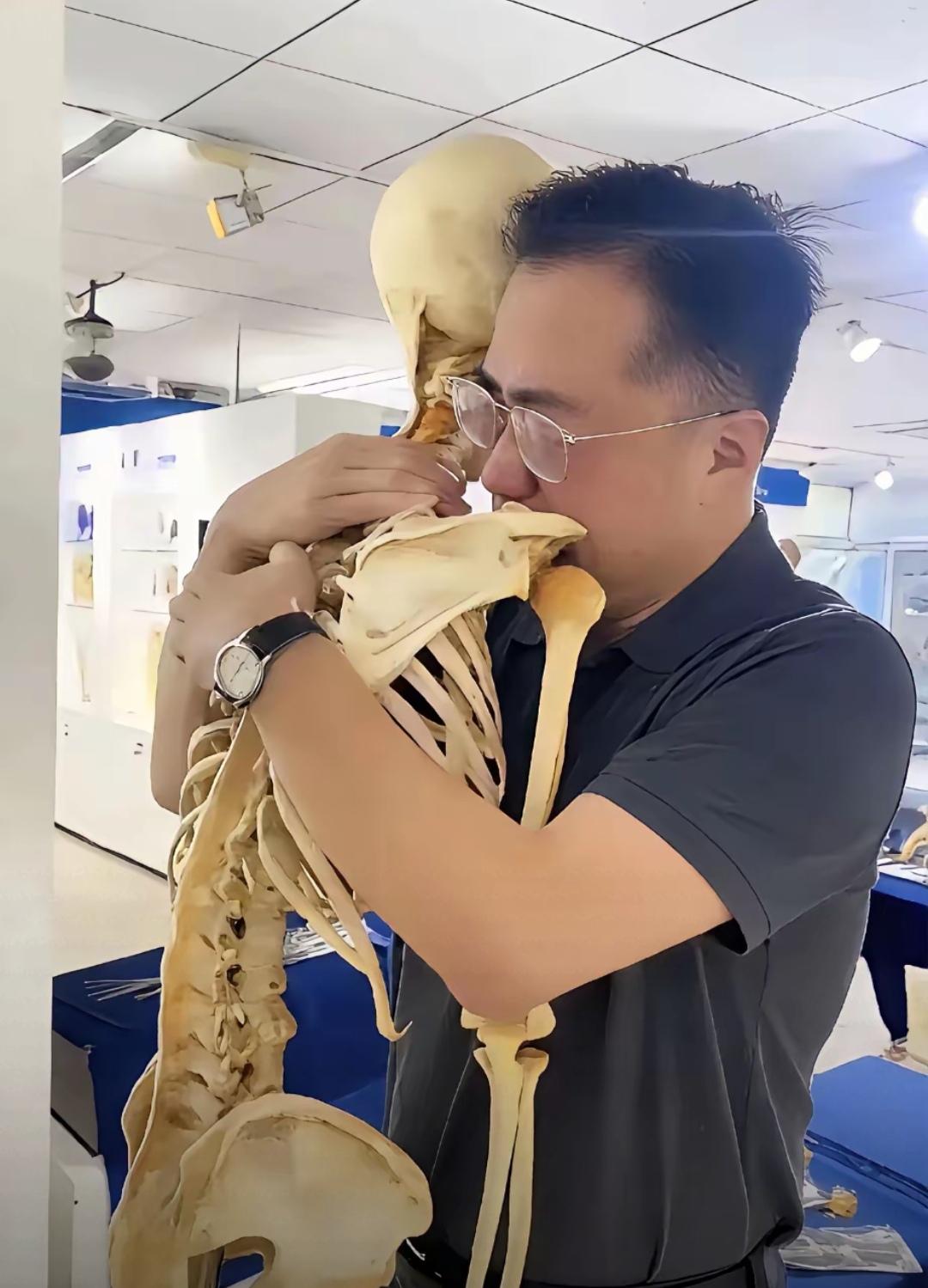 人的生死，有重于泰山，有轻于鸿毛。

什么样的人可以真正看淡生死？

一个医学院