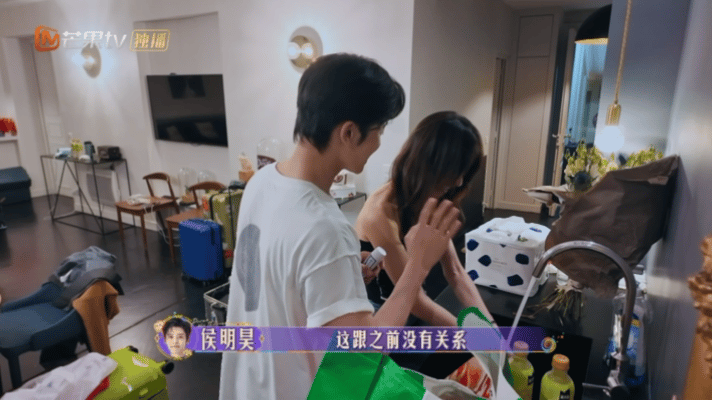 #侯明昊安慰人考虑过牙的感受吗# 这一套动作行云流水下来我已经彻彻底底的被侯明昊