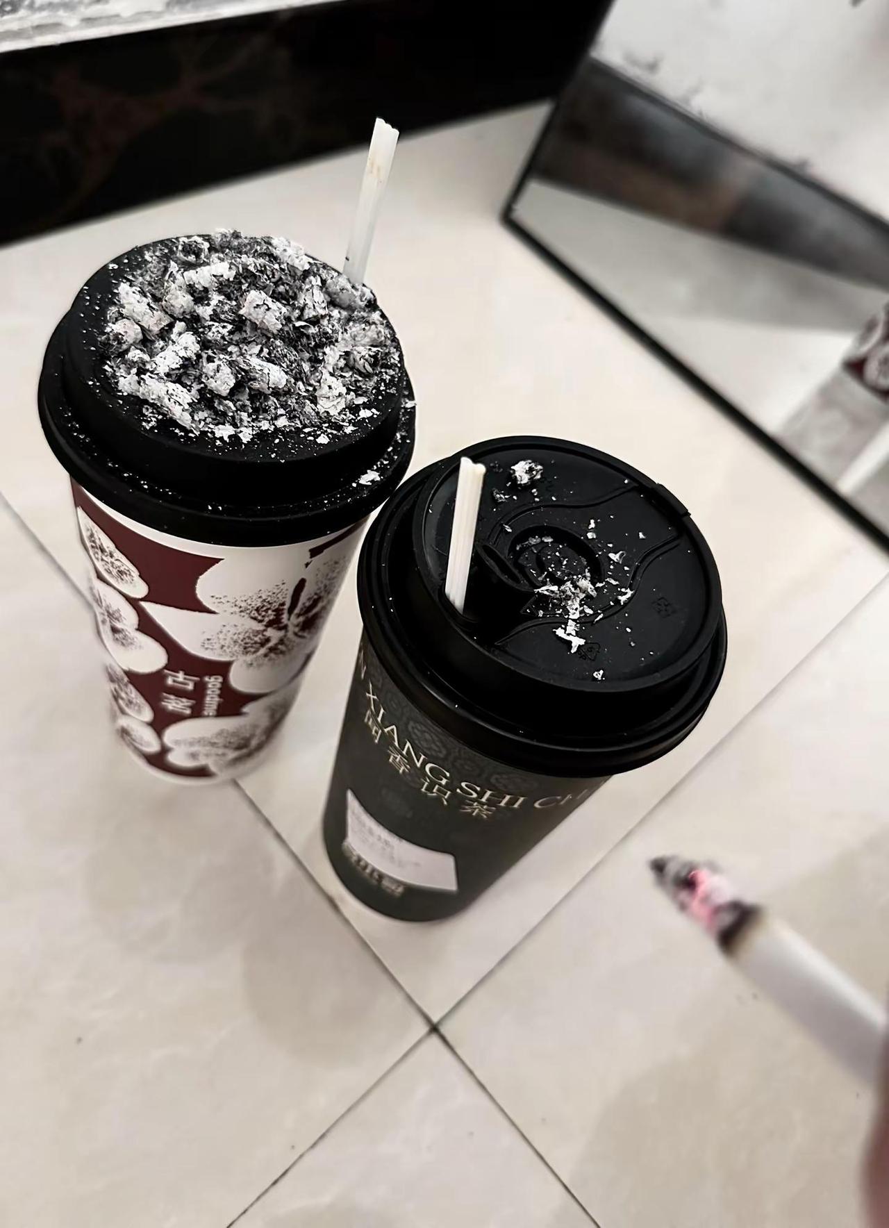 抽烟的姿势越来越熟练 爱人也越来越随便
