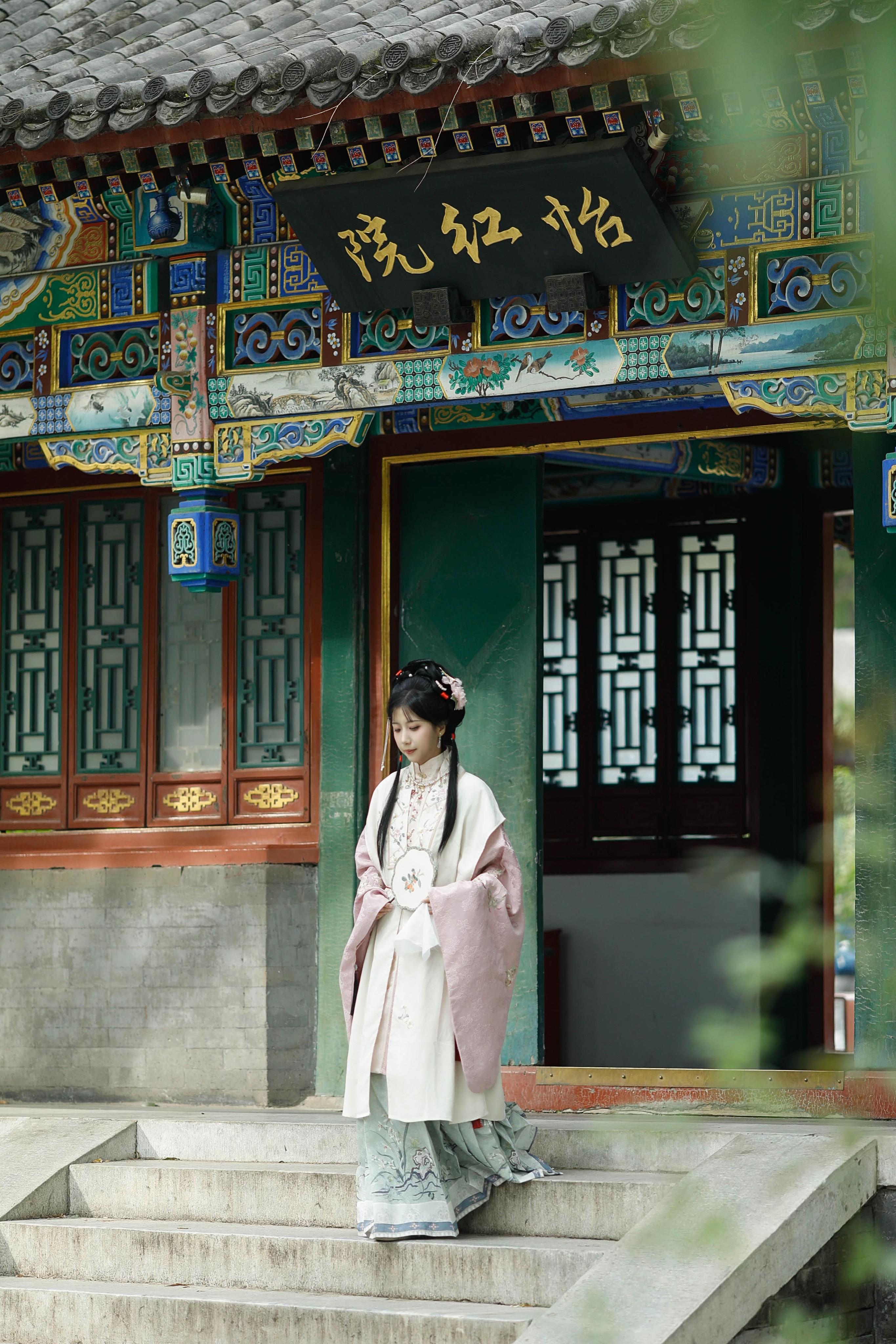 在红楼梦的拍取景地偶遇了林黛玉。￼第一次去世纪大观园，客妹非常喜欢红楼...