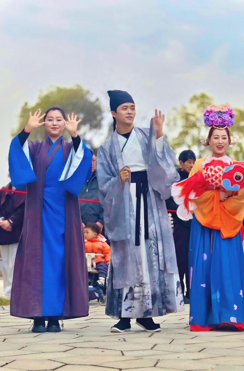 2. 衣袂飘飘，载满新春喜气。这一场国风巡游，把文化底蕴和节日祝福都展现得淋漓尽