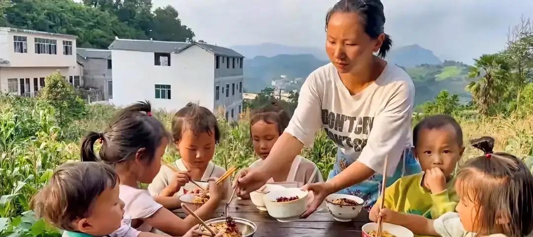 云南昭通95后女子小叔子妻子因病去世，她辞去城里工作，回农村把小叔子家3个孩子接