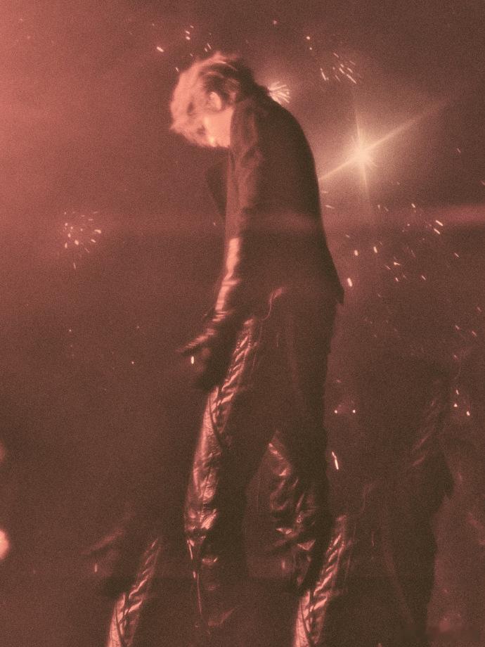 严浩翔剖开自我的音乐表达整首曲目褪去浮华修饰，只为承载严浩翔真实情绪，冷感唱腔构