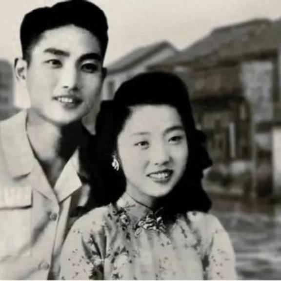 他用75年，诠释了什么叫永不塌房的爱情。
 
妻子美棠离世后，87岁的他零基础学