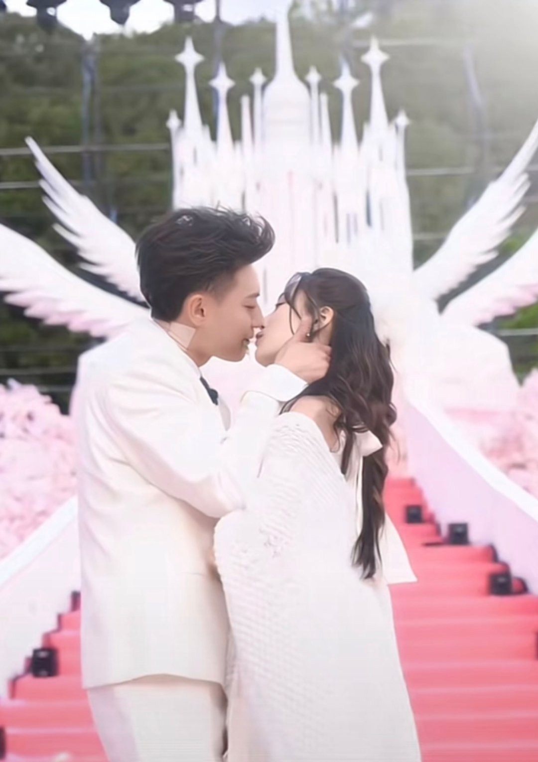 叼着玫瑰花亲嘴[费解]#我敢娶你 你敢答应我吗##黄子韬求婚哭了# ​​​