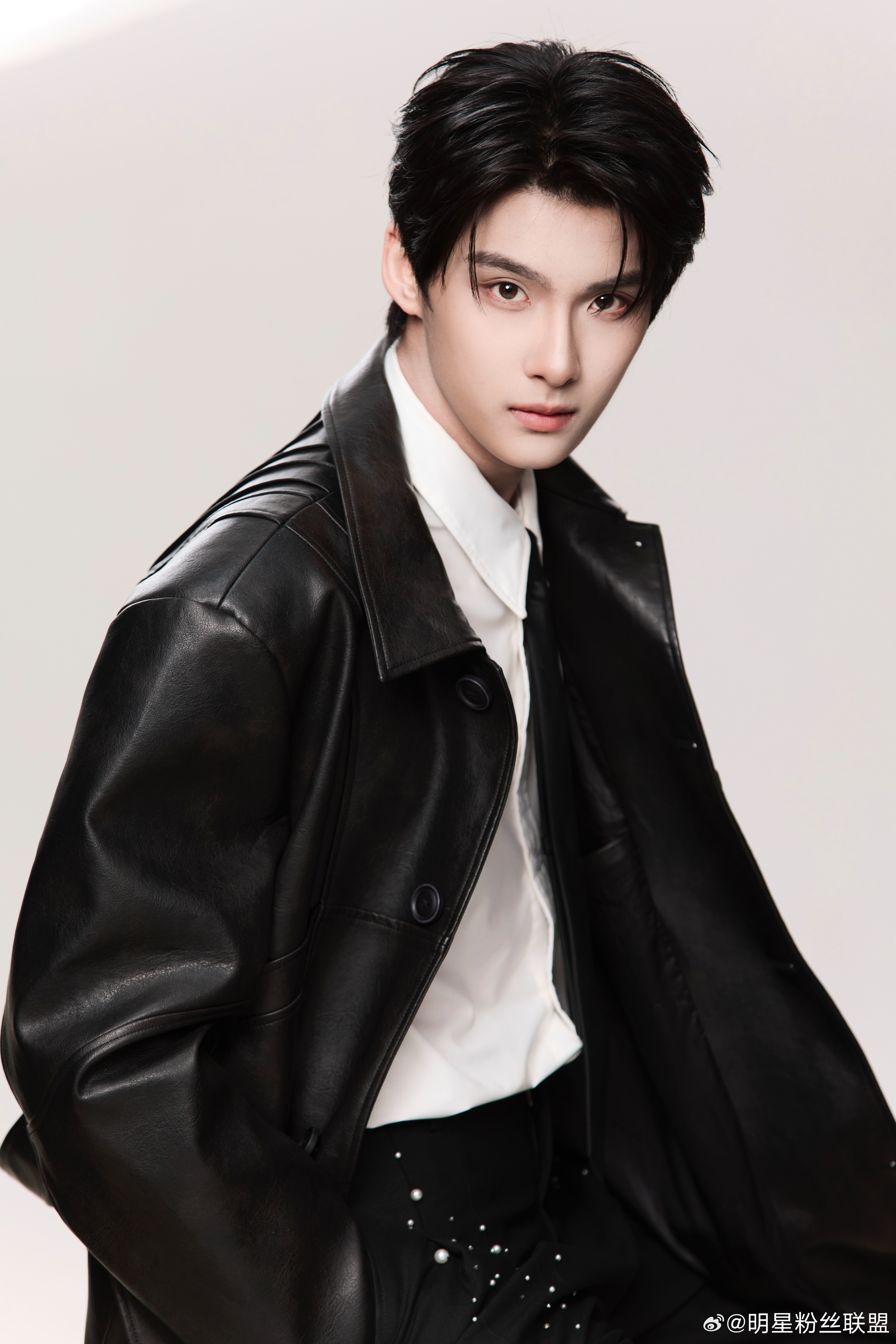 天娱新签的05生 天娱又添05后新力量！新人演员李启航正式签约，纯纯新鲜面孔，坐