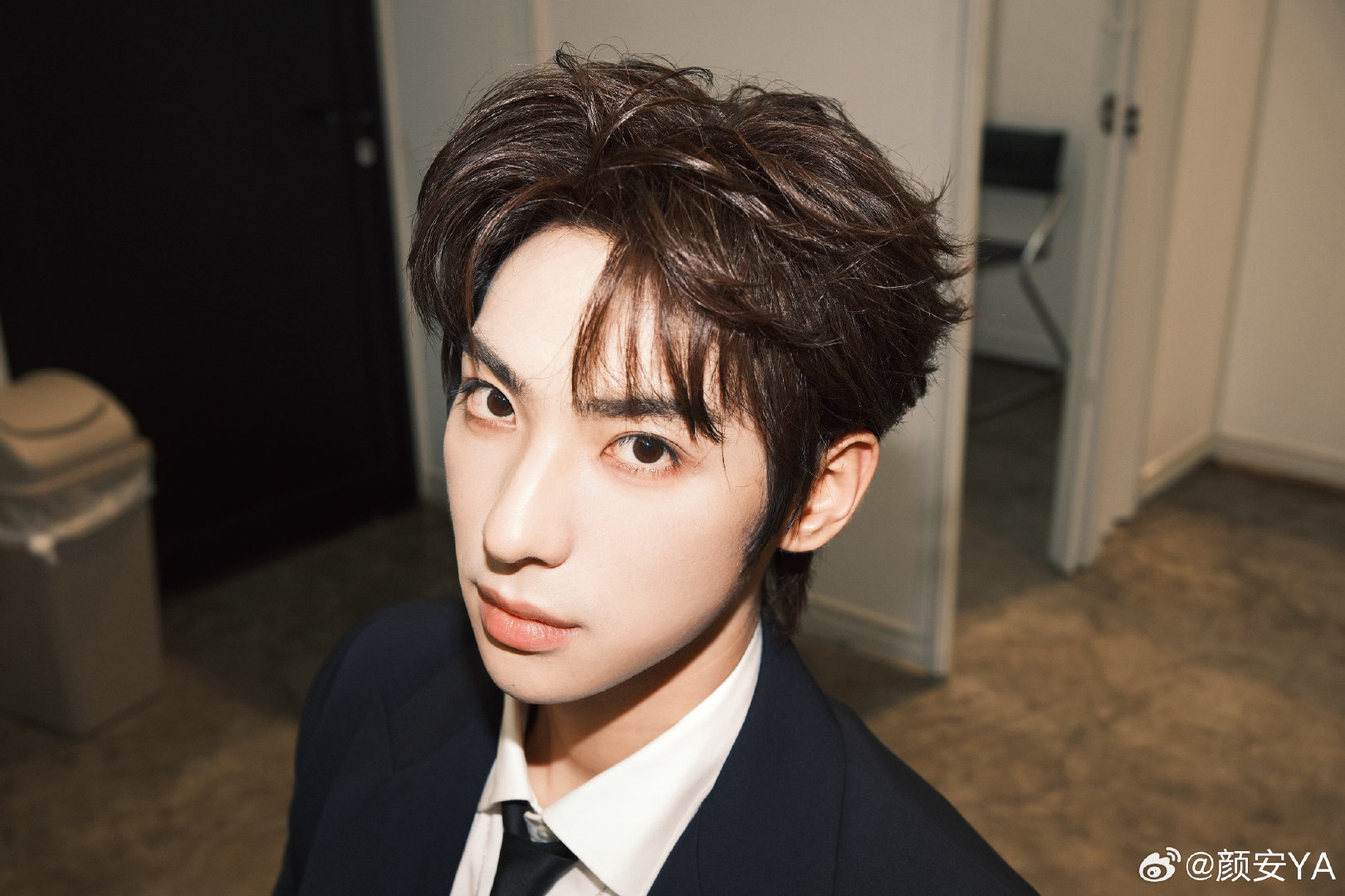 颜安摔倒了颜安摔倒 颜安 巅峰之夜内场艾玛~主包接受群访，刚想摆个帅气POSE，