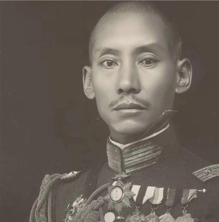 唯一一个葬入八宝山的军阀—云南王龙云。从侍卫到云南王，他的一生充满传奇。虽是一代