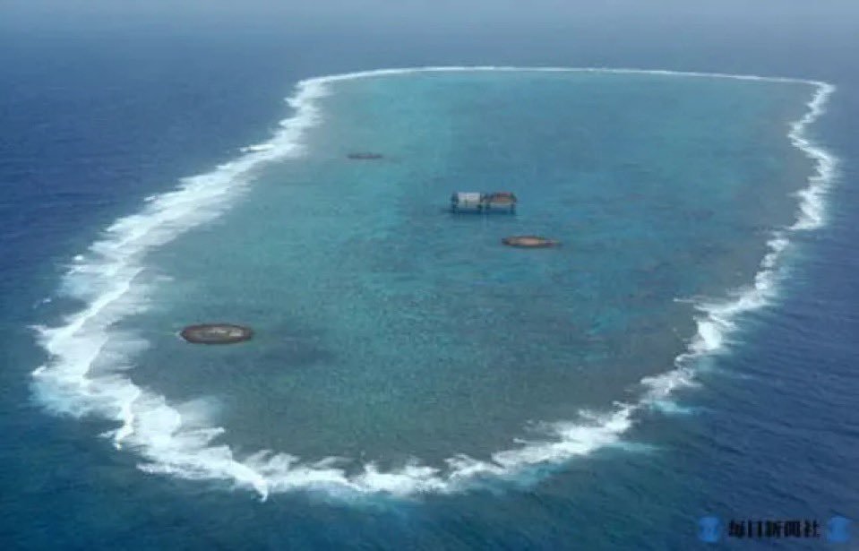 来看看日本这块神奇的“冲之鸟礁”。平时涨个潮，露在海面上的总面积还不到10平米，