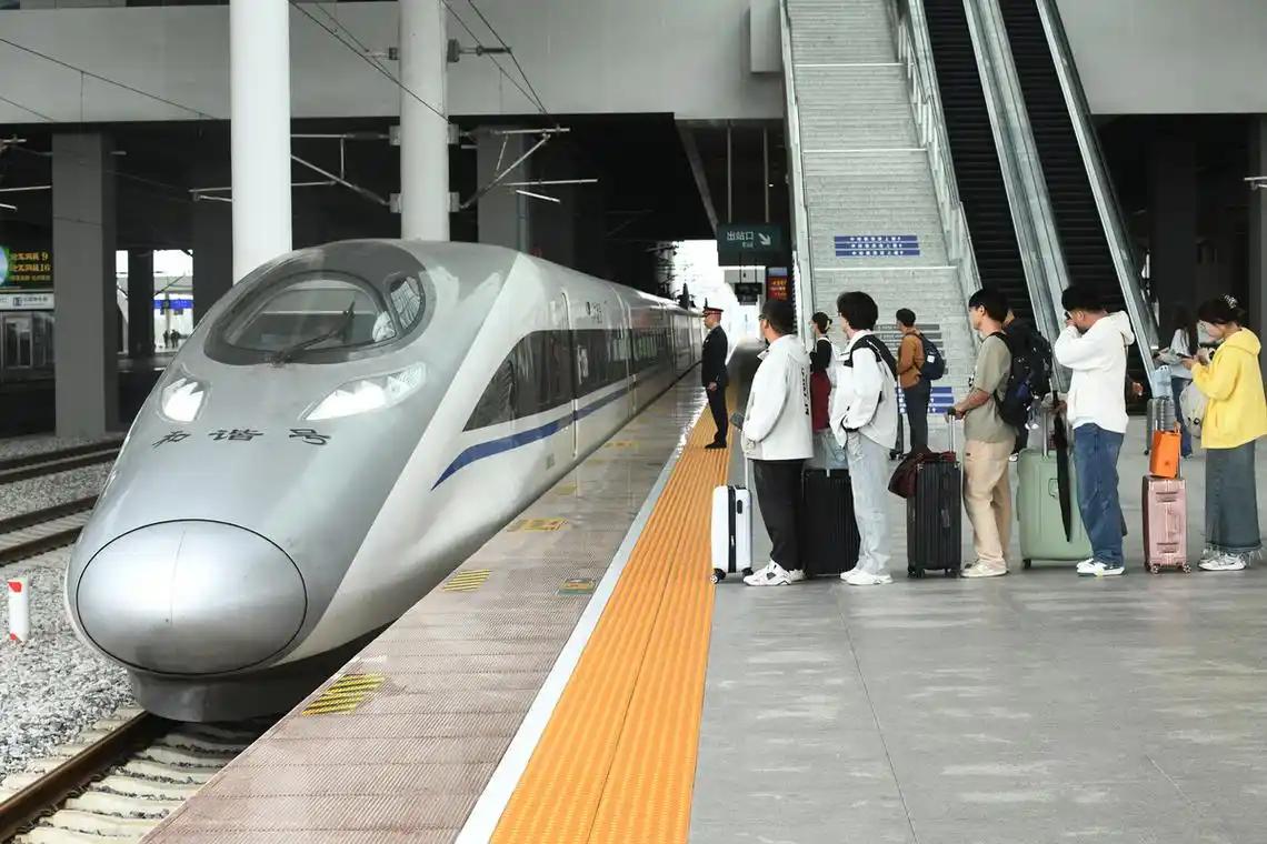 高铁上闹事的人，怎么越来越多了？事儿不大：G735 次列车，北京南开往上海虹桥，