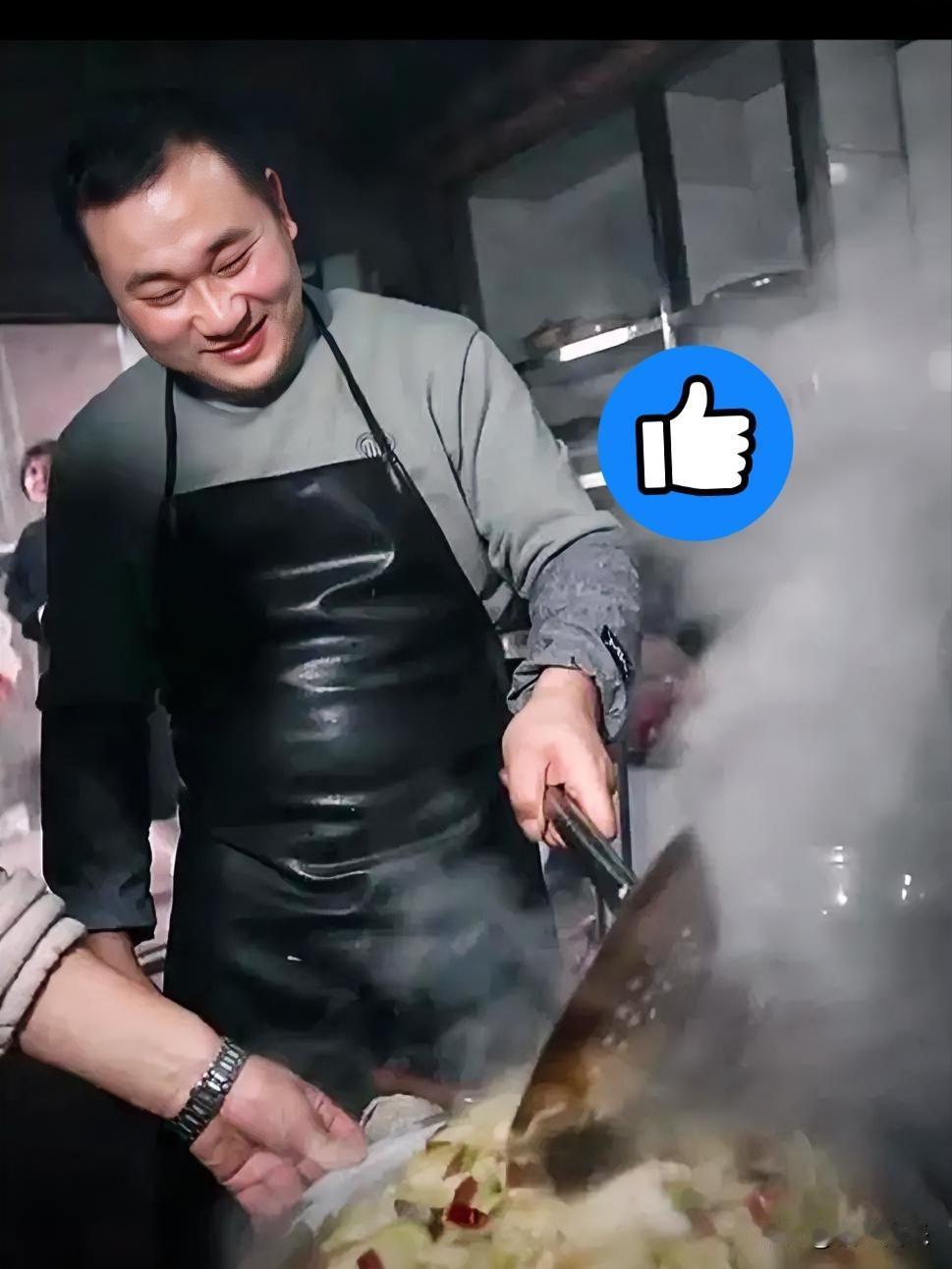 这事儿也太有意思了！本来就是凑个热闹看杀猪，谁知道这大哥是个热心肠，看着现场人忙