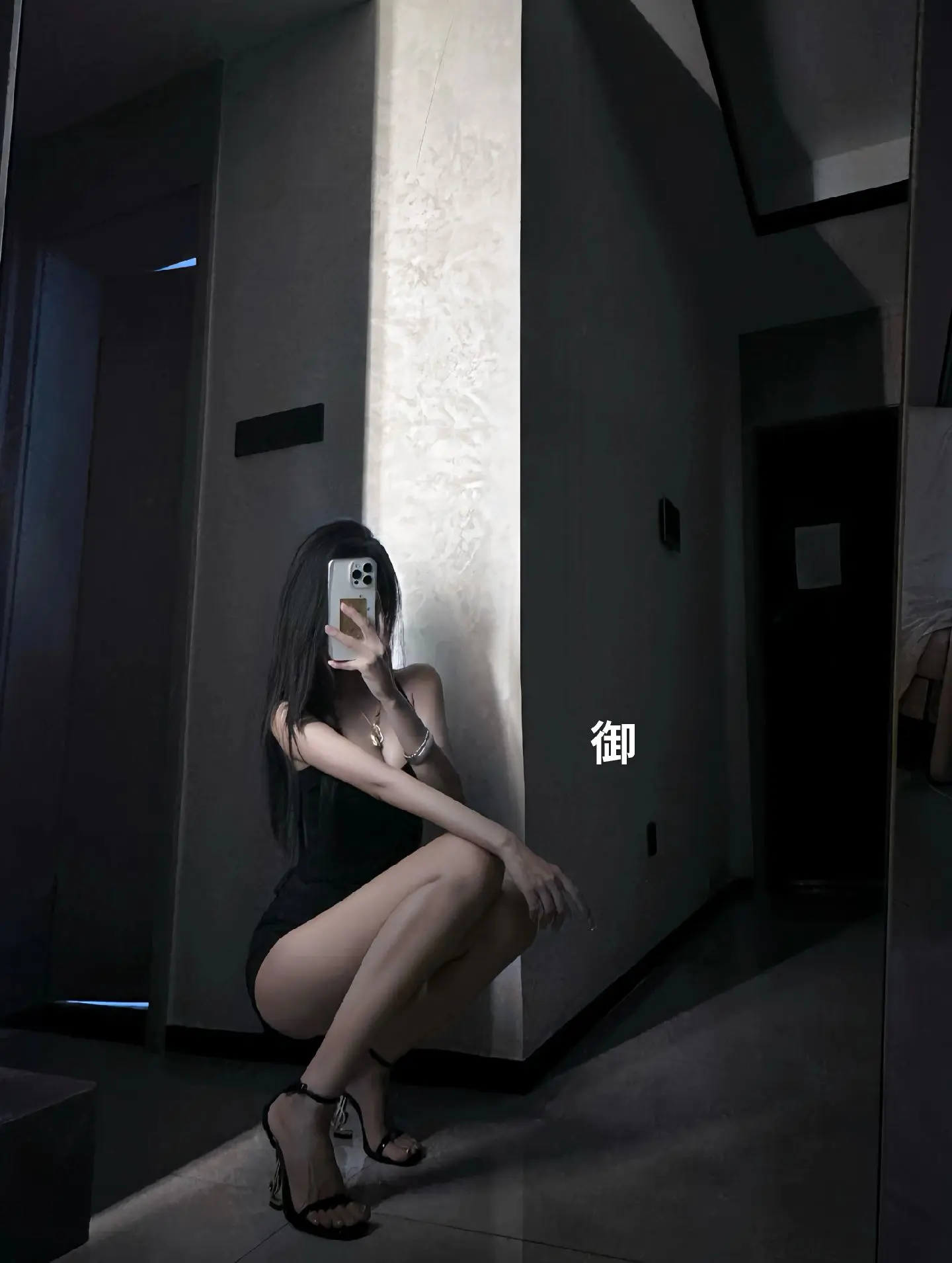 哥哥告诉你个秘密：男人没钱没人可怜， 女人没钱色鬼支援