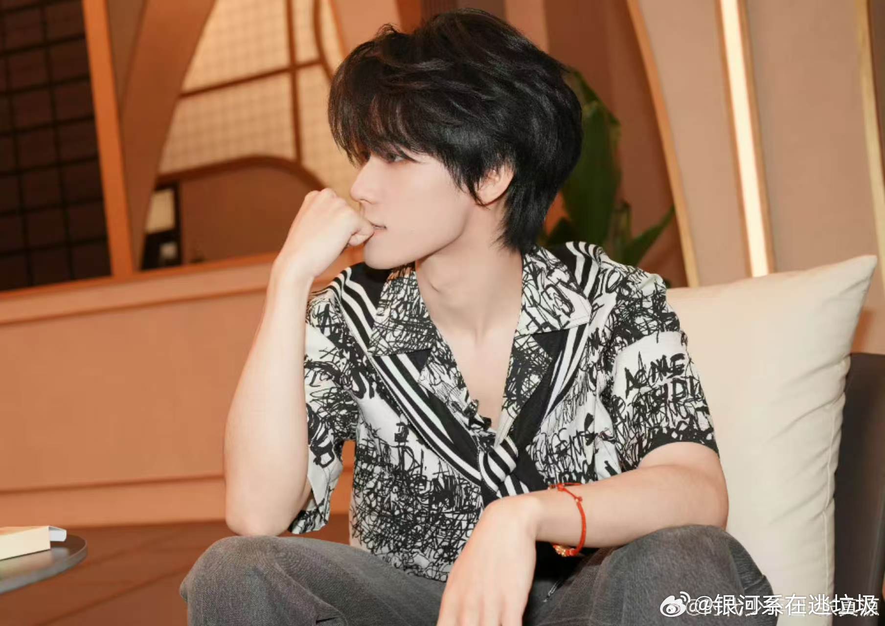 张真源胆小到娜扎都笑了娜扎笑张真源胆小密室大逃脱 自告奋勇的时候有多帅，伸手的时