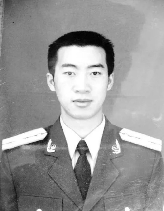 禁毒英烈甘祖荣，2007年在中缅边境执行缉毒任务时，遭到毒贩武装袭击，并发生激烈