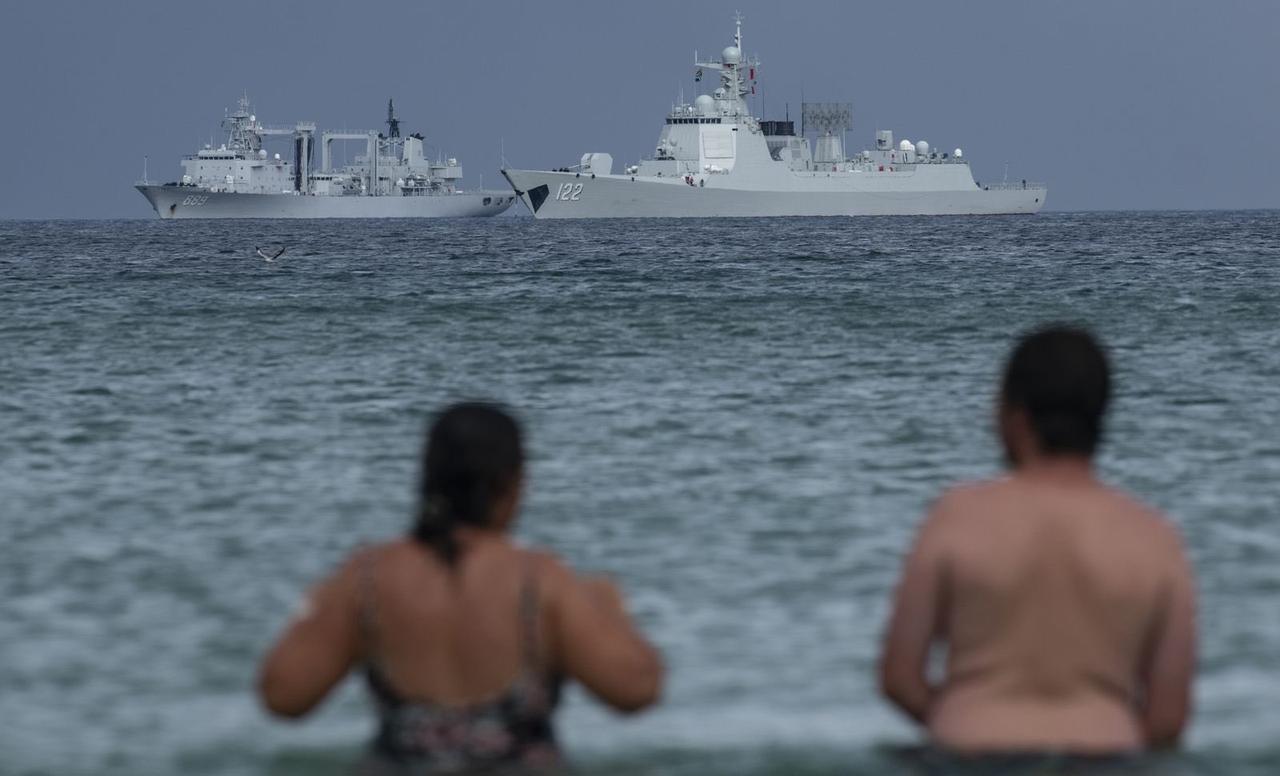 一艘903A型补给舰和一艘052D型驱逐舰抵达南非开普敦参加金砖国家联合海军演习