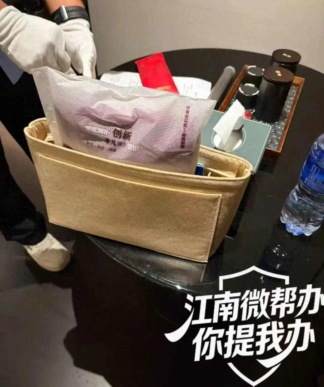 南昌，一游客入住南昌一酒店，外出游玩返回后发现钱包里9800元现金少了1200元