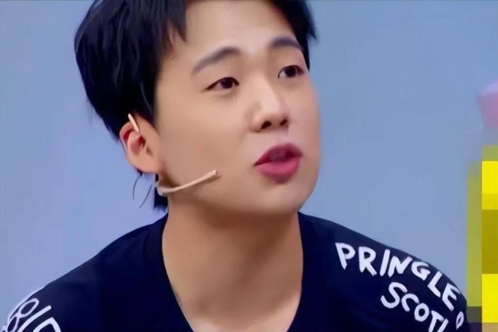 郭麒麟表面风光，实则藏有心病。亲妈经济优渥，可爸爸郭德纲偏心弟弟，资源倾斜、关爱