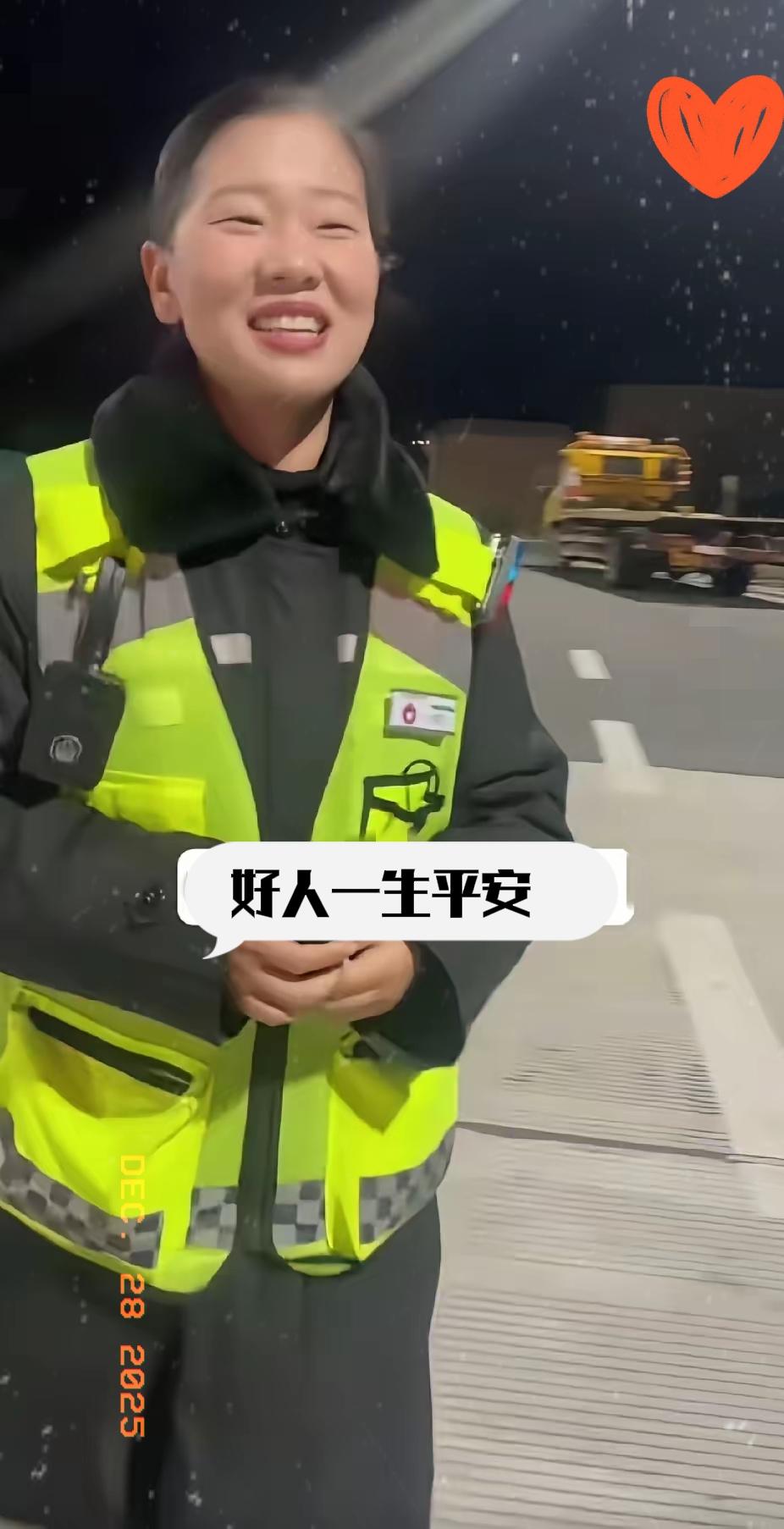 高速收费站一女收费员，深夜中的一个举动，竟让一众车友吵着要把这位女收费员送上热搜