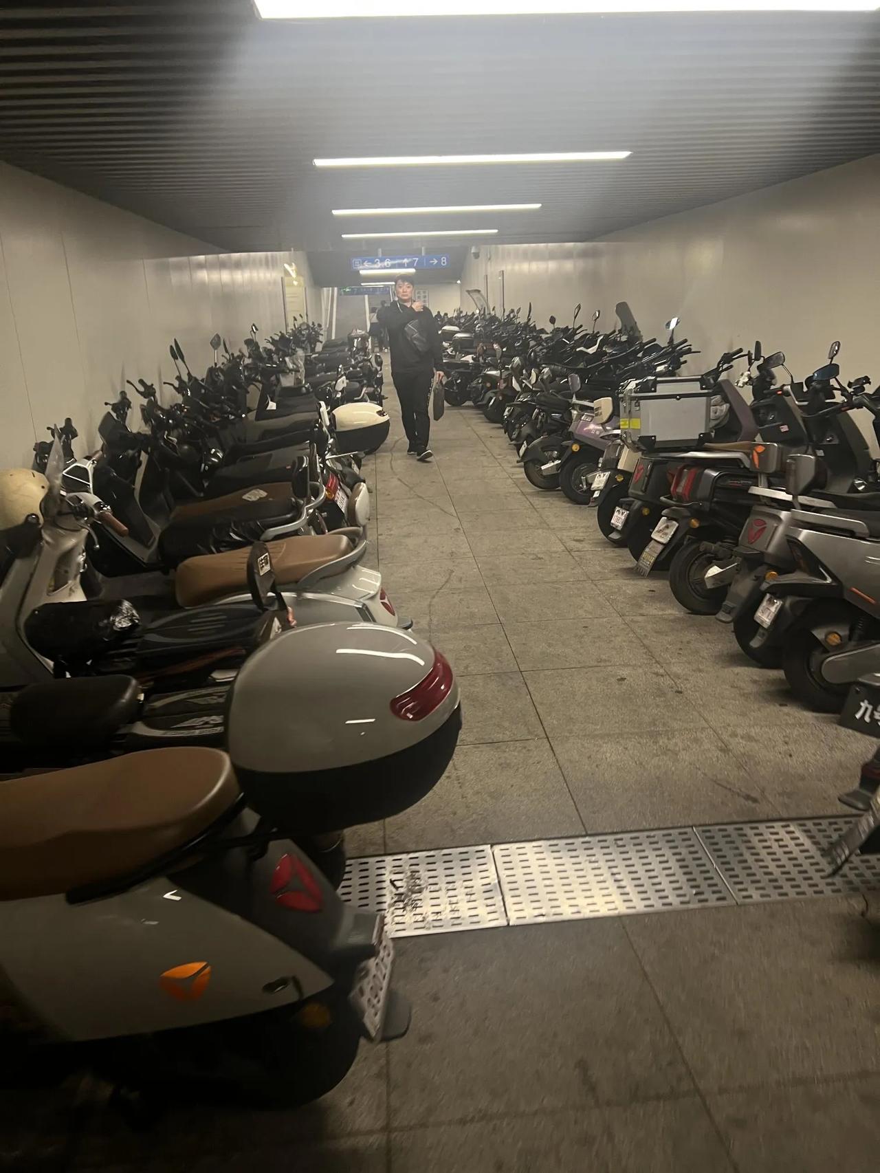 要不了多久，深圳的地下行人通道也要沦陷了……