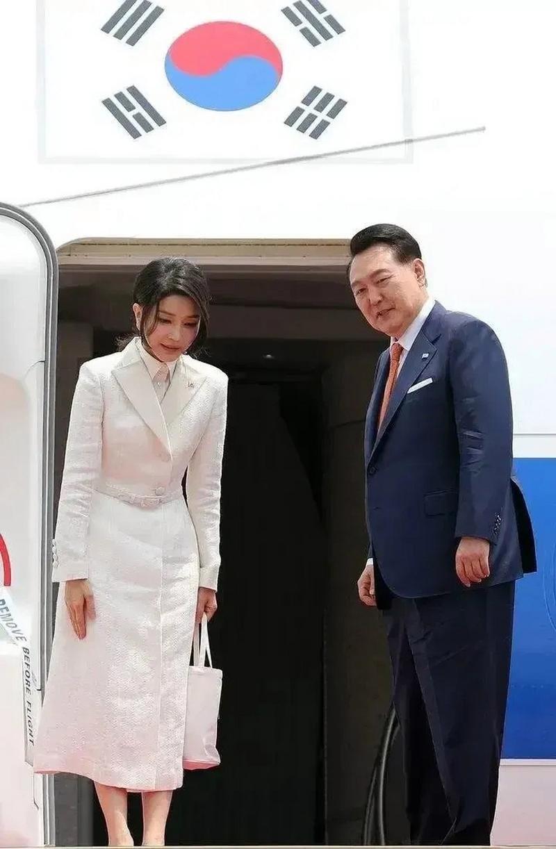 韩国乱套了。原因简单说就是因为总统夫人被国会调查了，尹锡悦急眼了，直接上演了一出