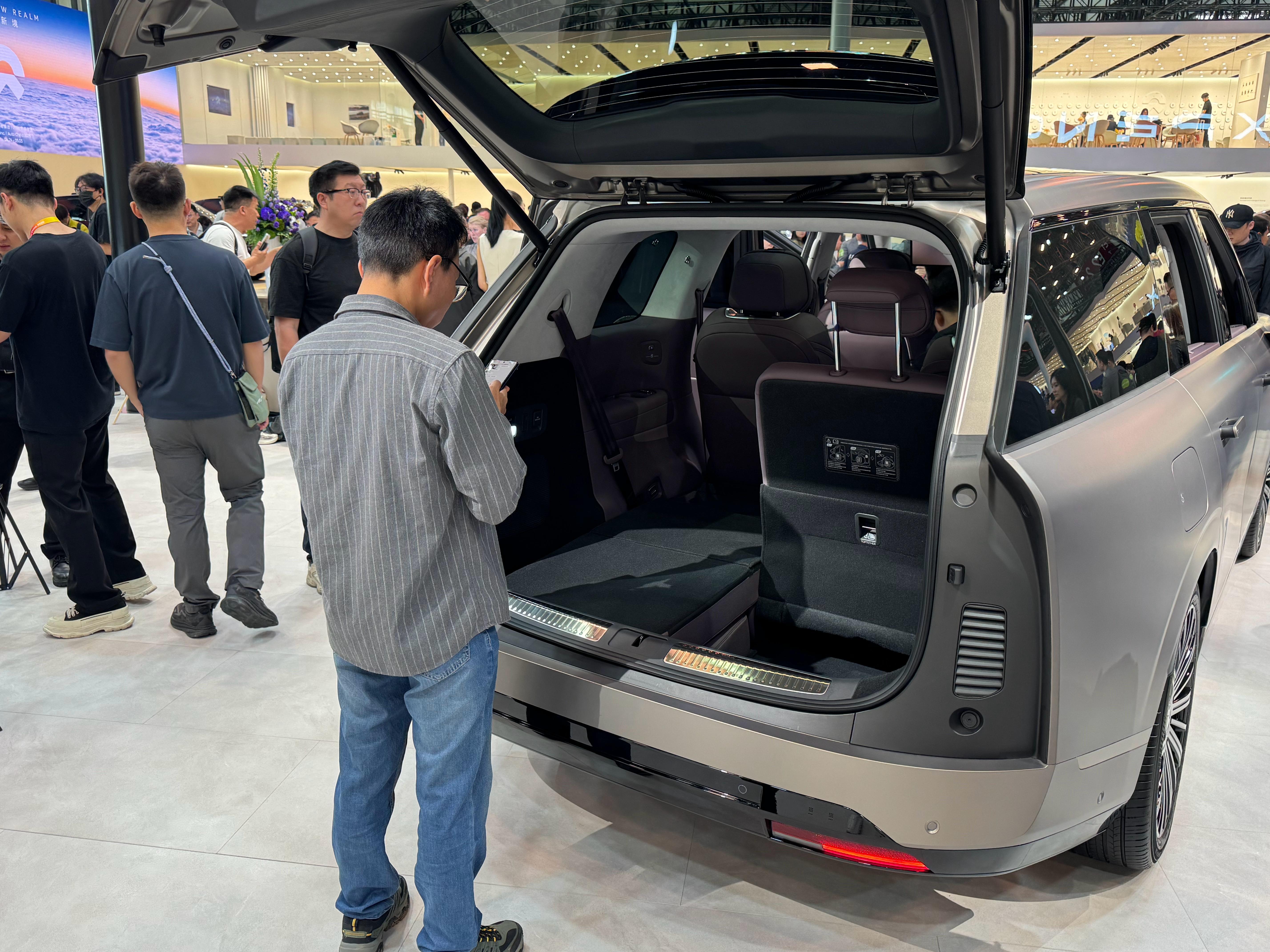 先来小鹏的展台转转，刚才发布会也发了双色车身，大家感觉这个配色看着咋样？小鹏展台