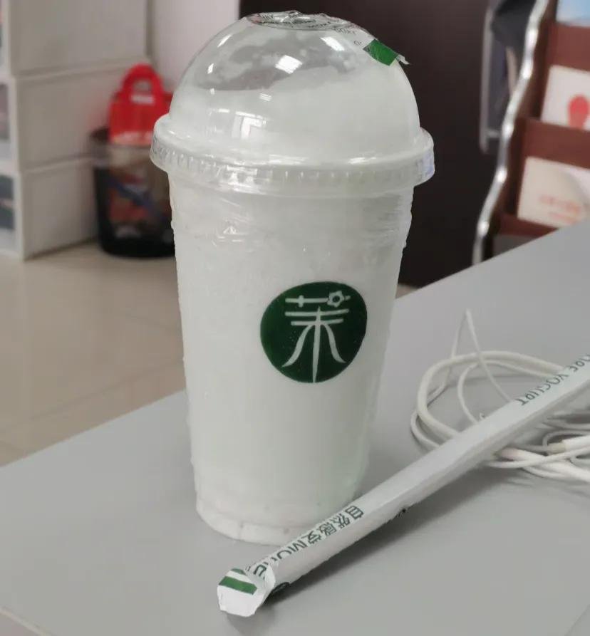 部门发喝的终于有我一份了
前天下午，一个姐端了两盘蛋糕过来，她和另一个男老师一人