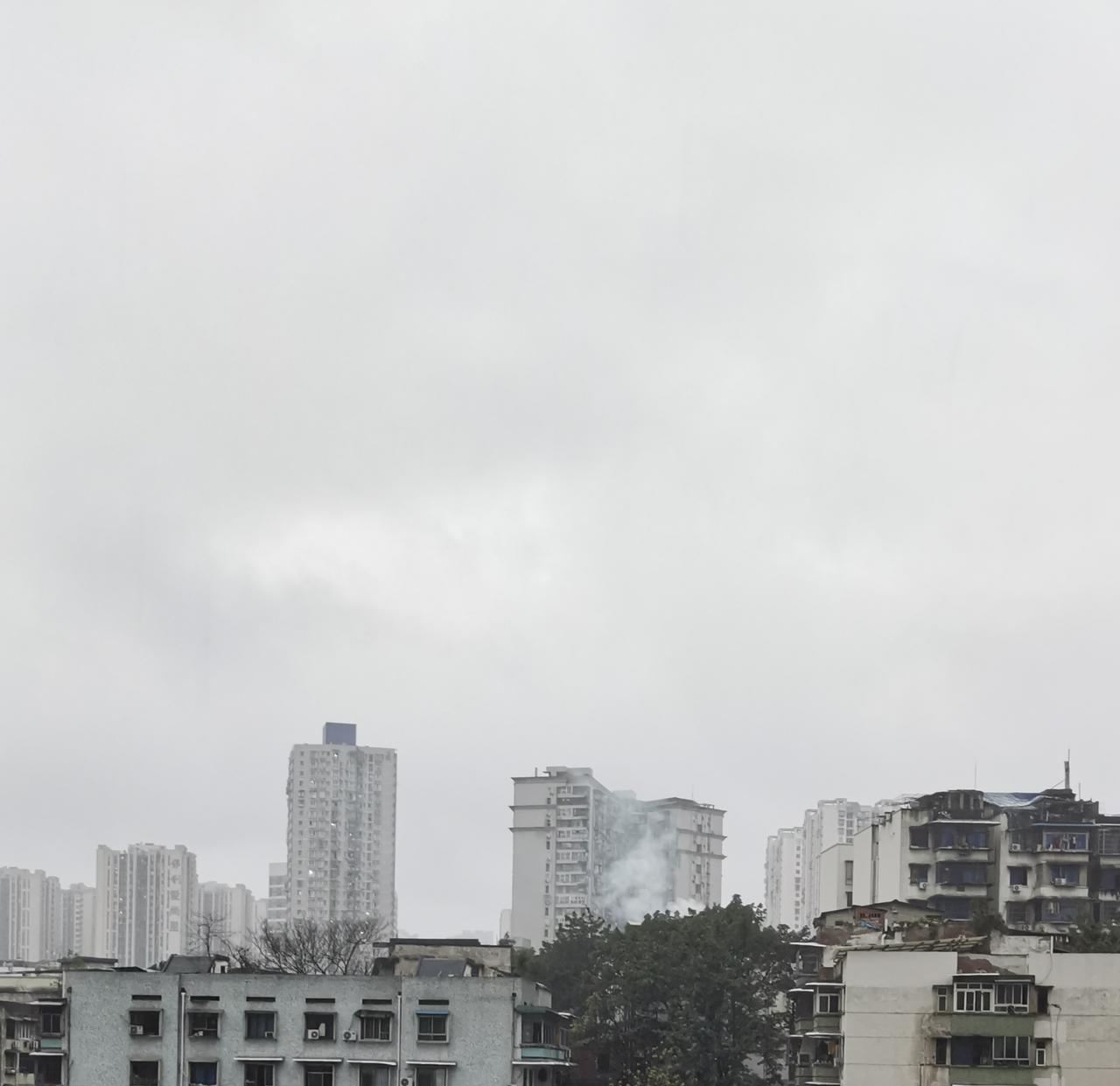 今年冬天的不同这几天下雨，天雾濛濛，气温下降，走到外面冷得很。北方人不喜欢南方的