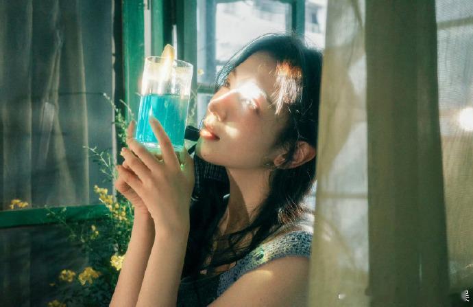 ​​年度最治愈写真！代露娃的柠檬汽水大片太绝了​​气泡水折射的光斑落在她脸颊，仿