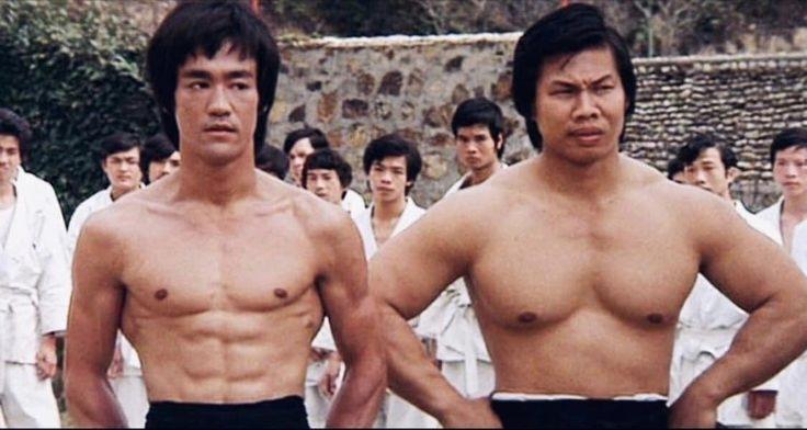 胳膊差一倍背却一样宽？这就是李小龙！
1973年，《龙争虎斗》拍摄现场，李小龙与