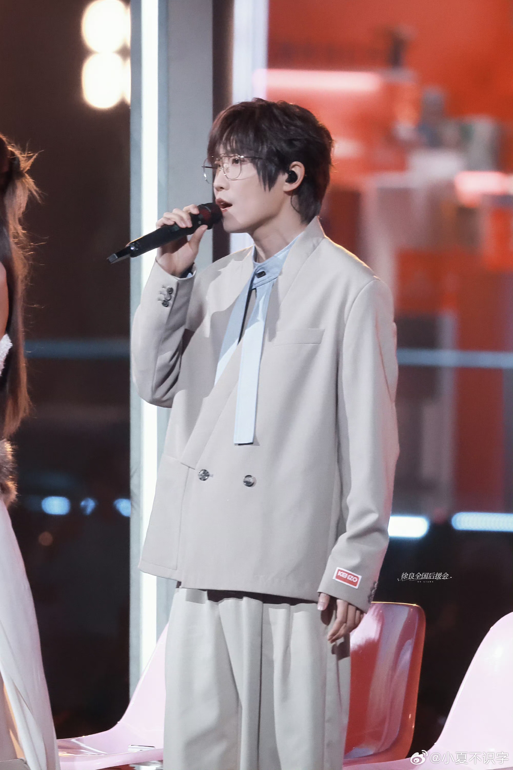 徐良演唱会时薪4000徐良演唱会送20部手机从福利力度就能看出徐良有多宠粉，三小