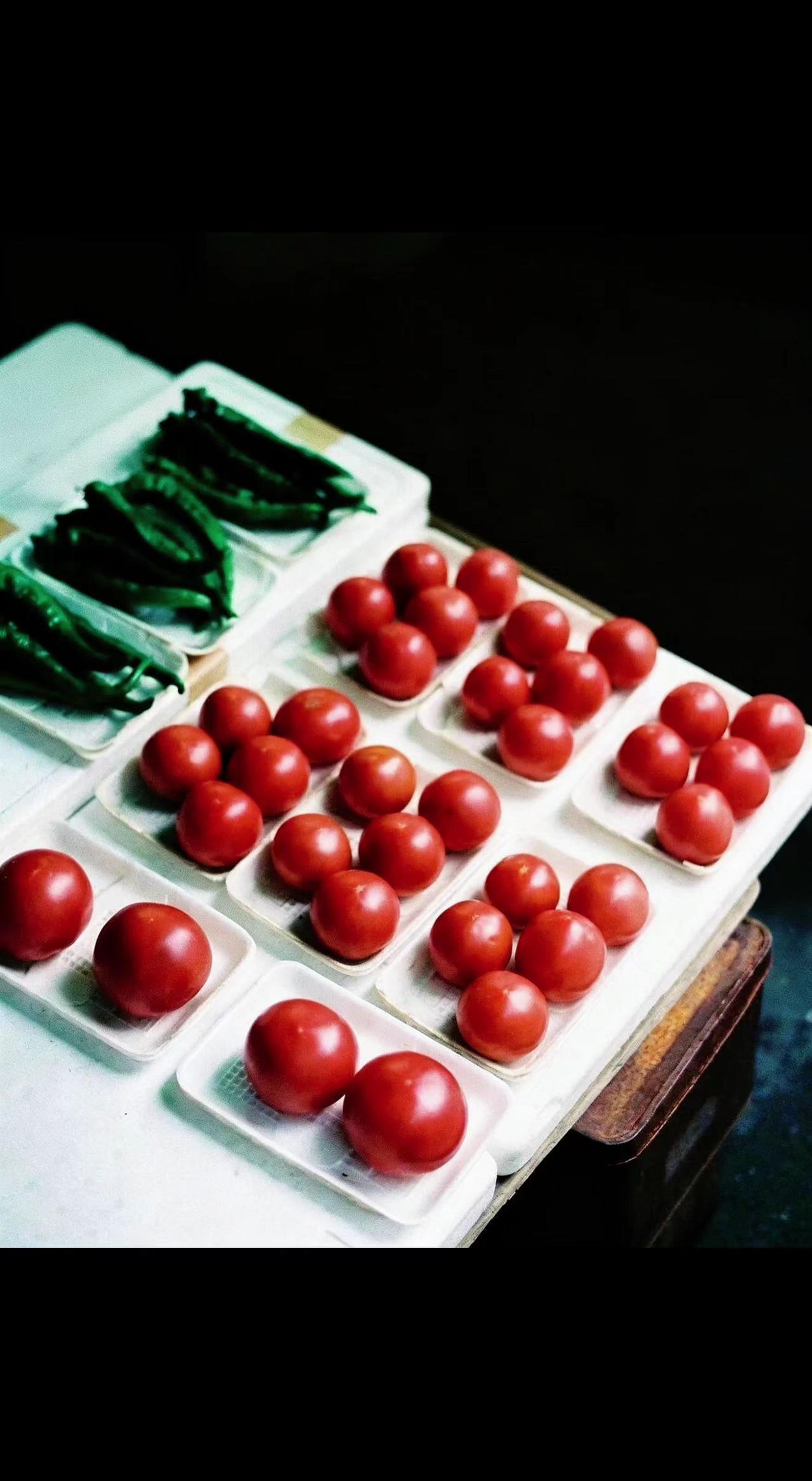 🍅红果卧雪盘，青椒墨玉簪✨。生活本味，藏在烟火的秩序里🌿。