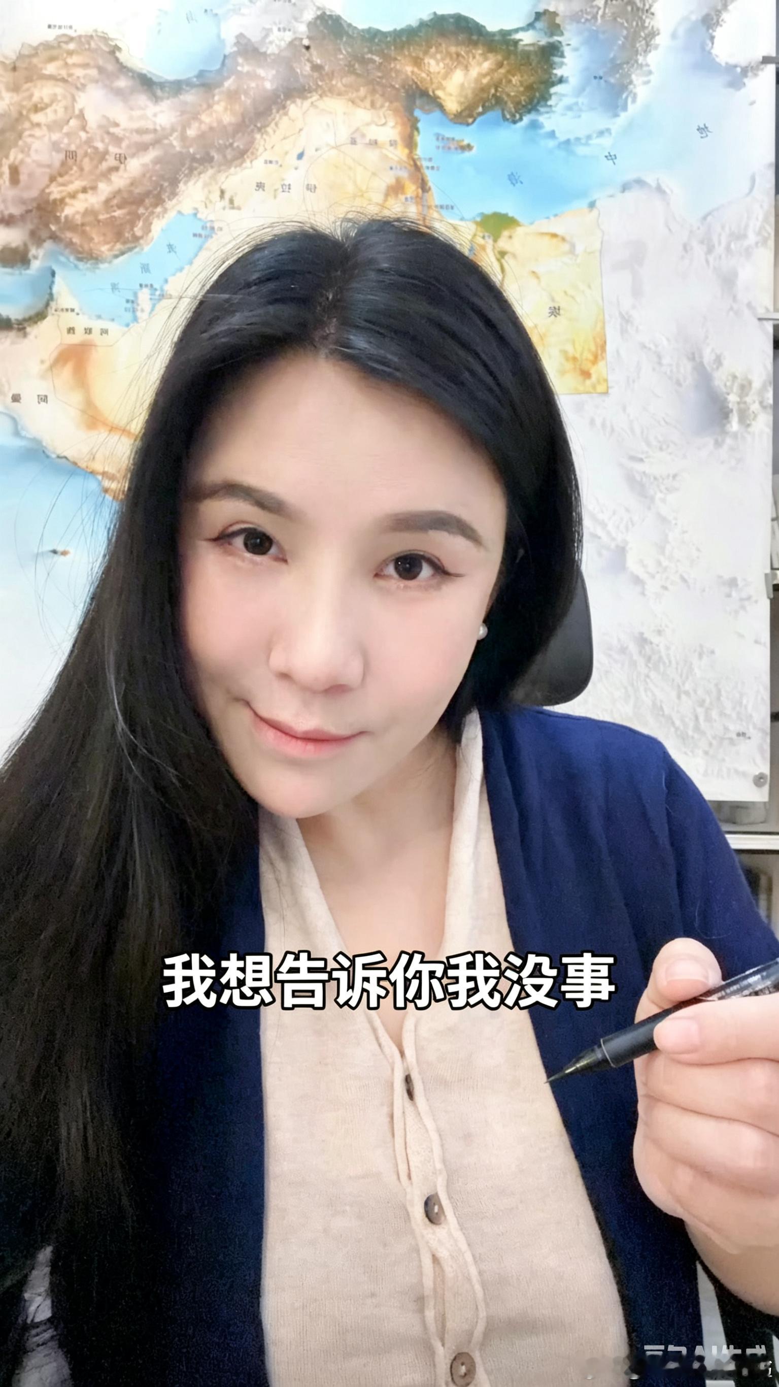 图一是 比较早，大约一个月前的，即使努力在笑，也透露出疲惫僵硬——“我想告诉你我
