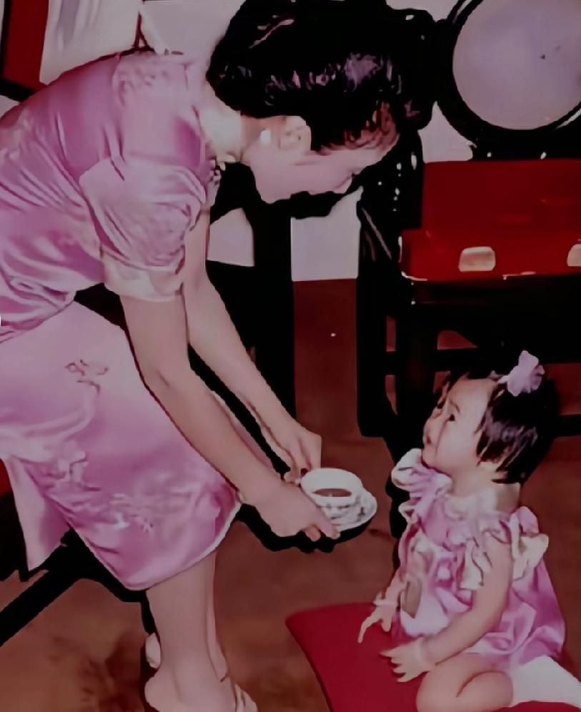 原来谢婷婷的干妈是香港大名鼎鼎的汪明荃。谢贤和汪明荃关系好的很，要不然不能让自己