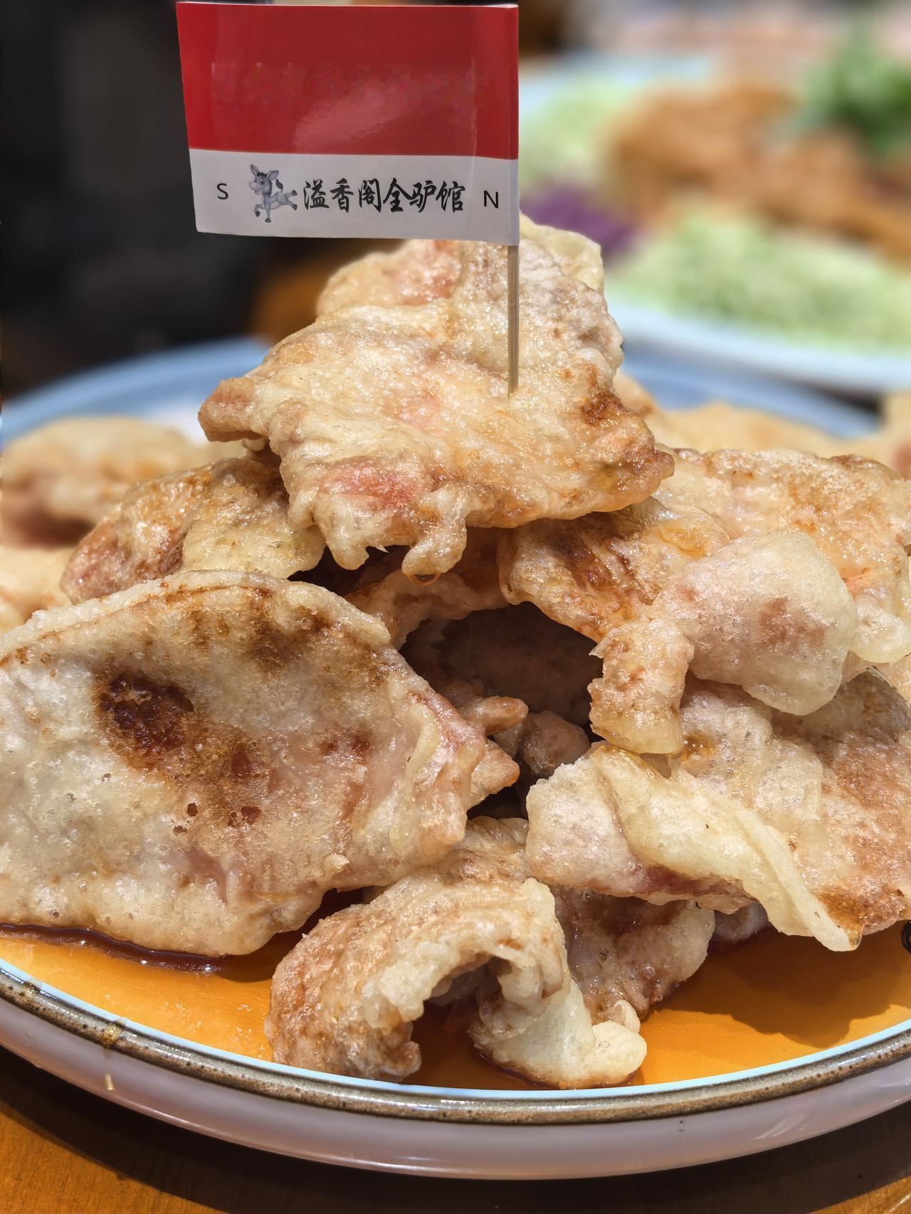 在东北大部分地区的普通饭店，锅包肉是标配菜。价格一般在四十到五十之间，小吃部也有