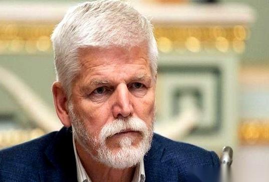 捷克总统帕维尔，当着乌克兰总统泽连斯基的面，话不多。
 
突发！捷克总统帕维尔带