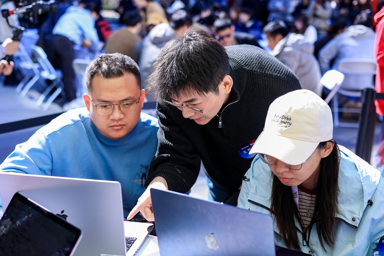 北京一女子领龙虾只为薅外卖券以前爸妈那辈人排队领鸡蛋，现在这些网友排队领AI龙虾