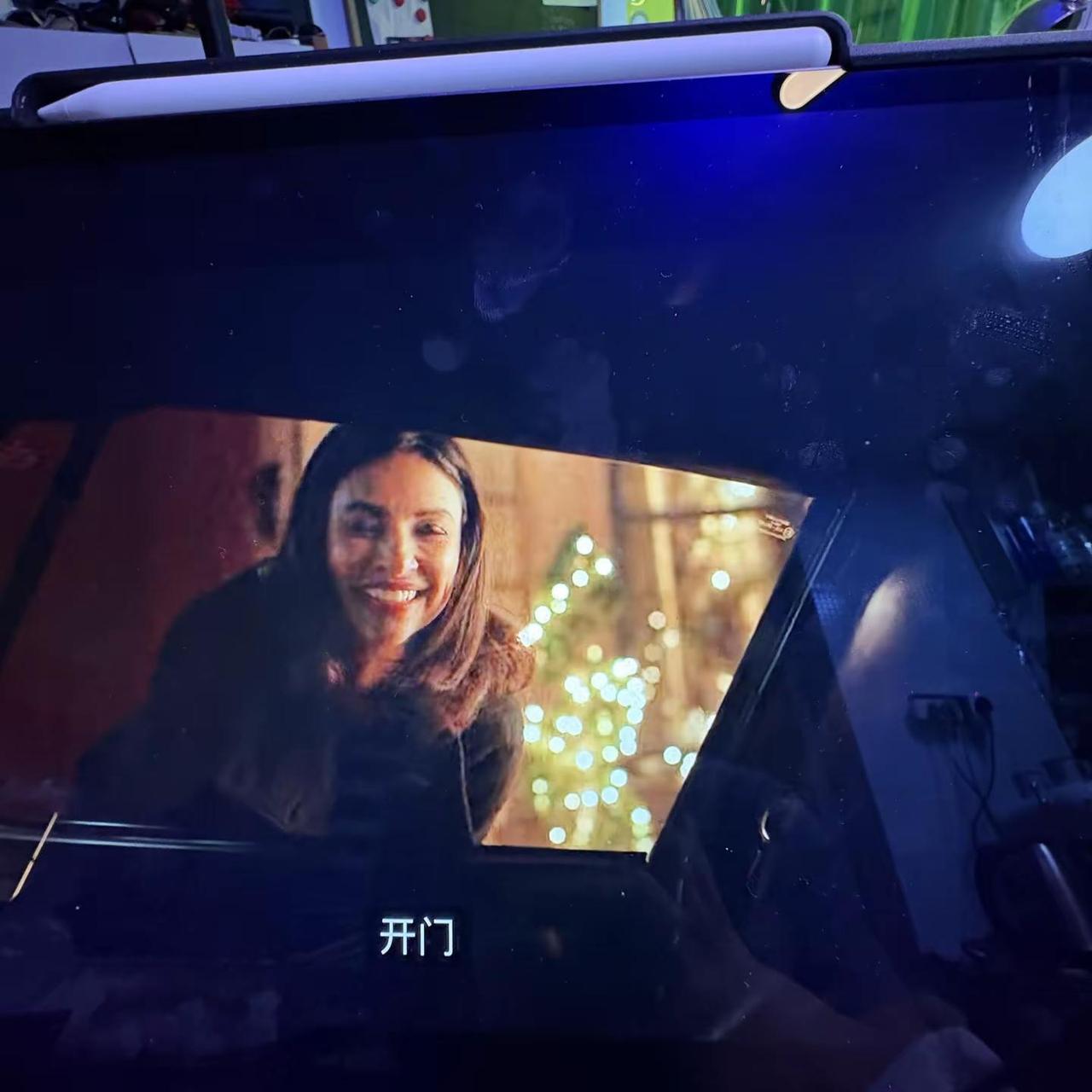 当你在车里放了个超大闷屁后 你的crush突然想明白了想进来和你表白 如何处理?