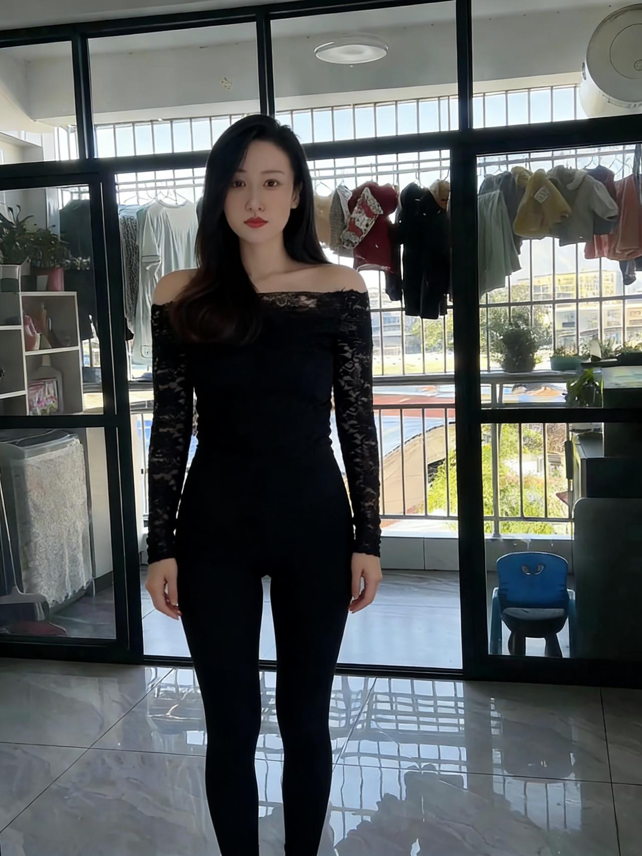 倩影亭亭立窗前，丹唇一点胜霞妍。
衣袂飘飘香暗度，眸光如水照云天。