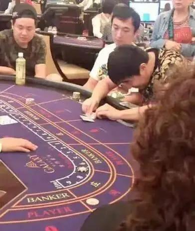 这公子哥如果整天吃喝玩乐，那家里的钱是怎么也花不完的。

但是如果沾染了赌博等，