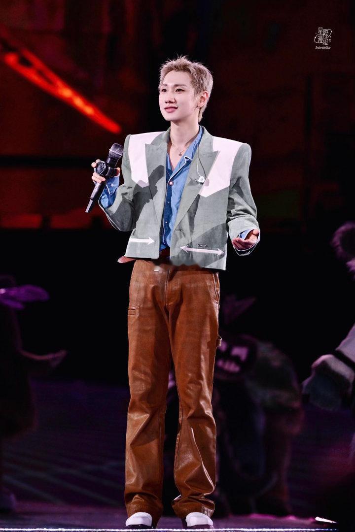 汪苏泷演唱会偶遇王以太在汪苏泷成都演唱会偶遇了王以太 王以太来看汪苏泷演唱会了！