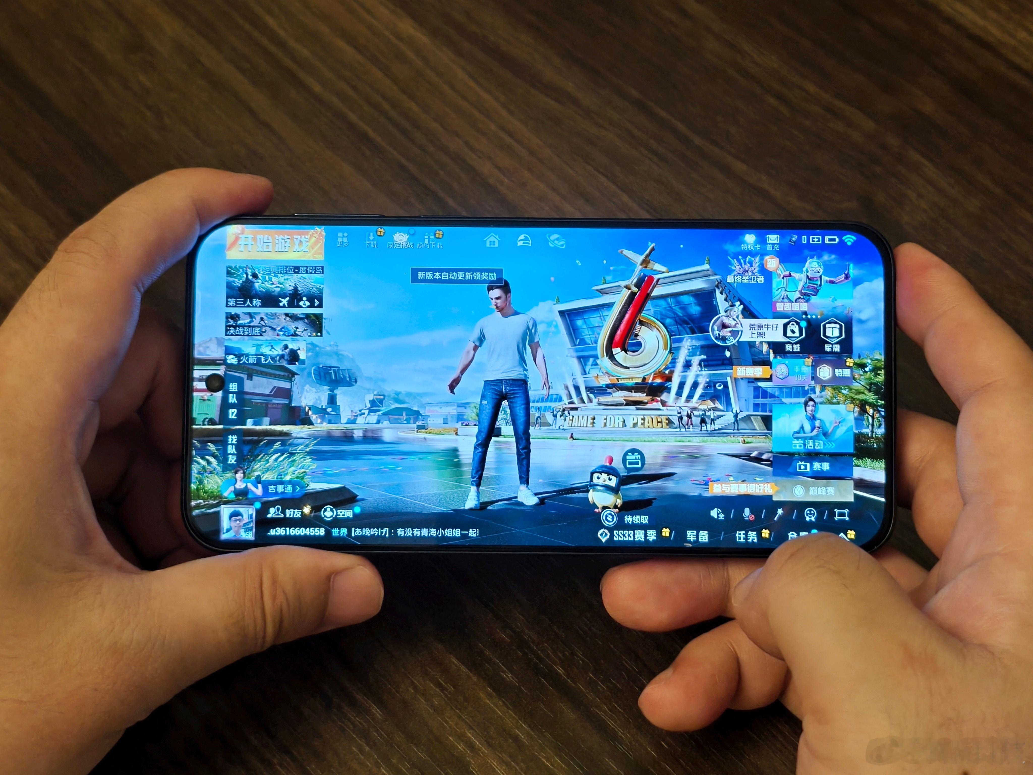还有小屏手机非常非常适合玩吃鸡，手持vivo S30 Pro mini操作很灵活