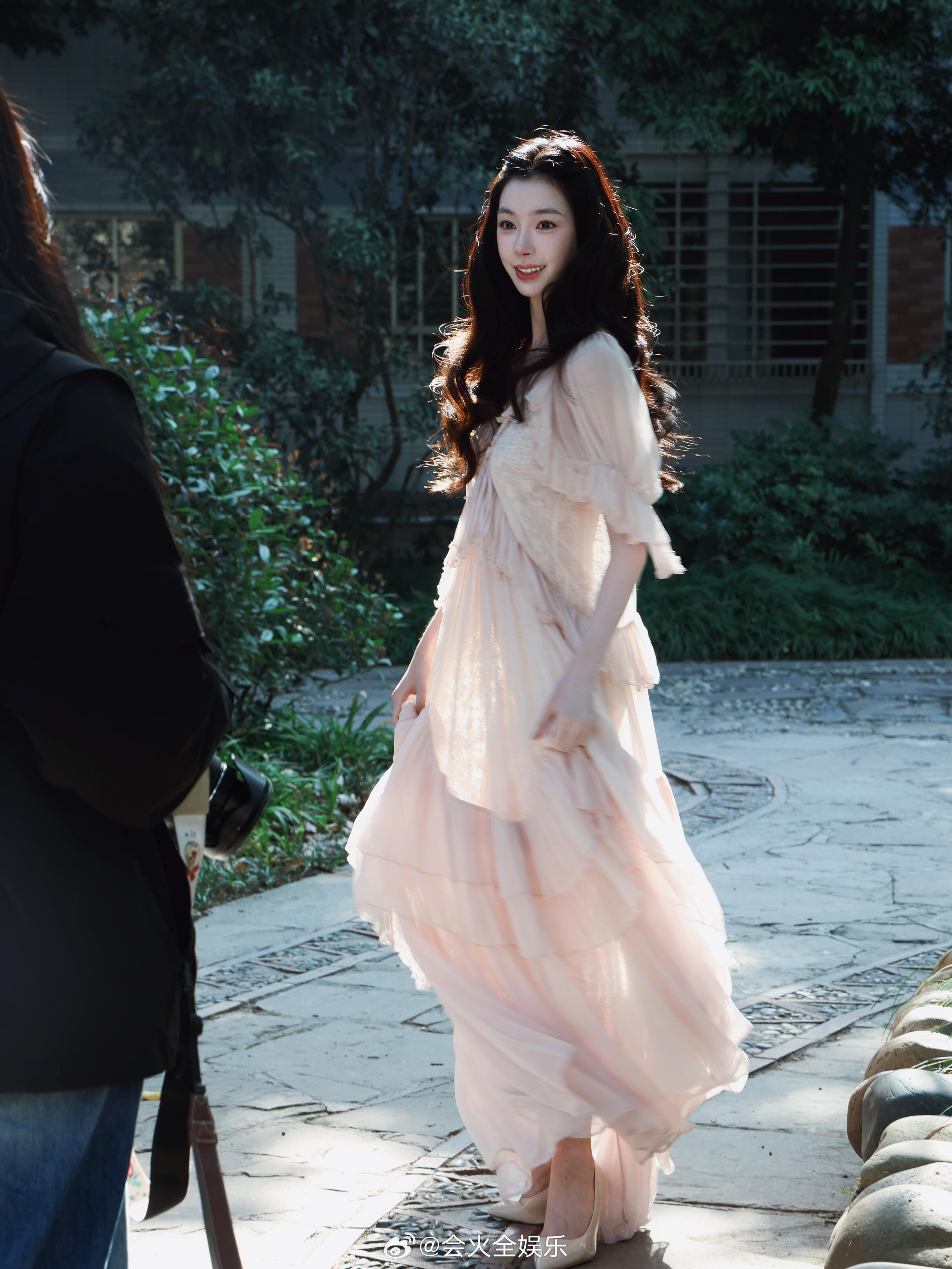 易梦玲告白粉裙造型易梦玲进组新剧告白 饰演白月光很有说服力的一张脸 